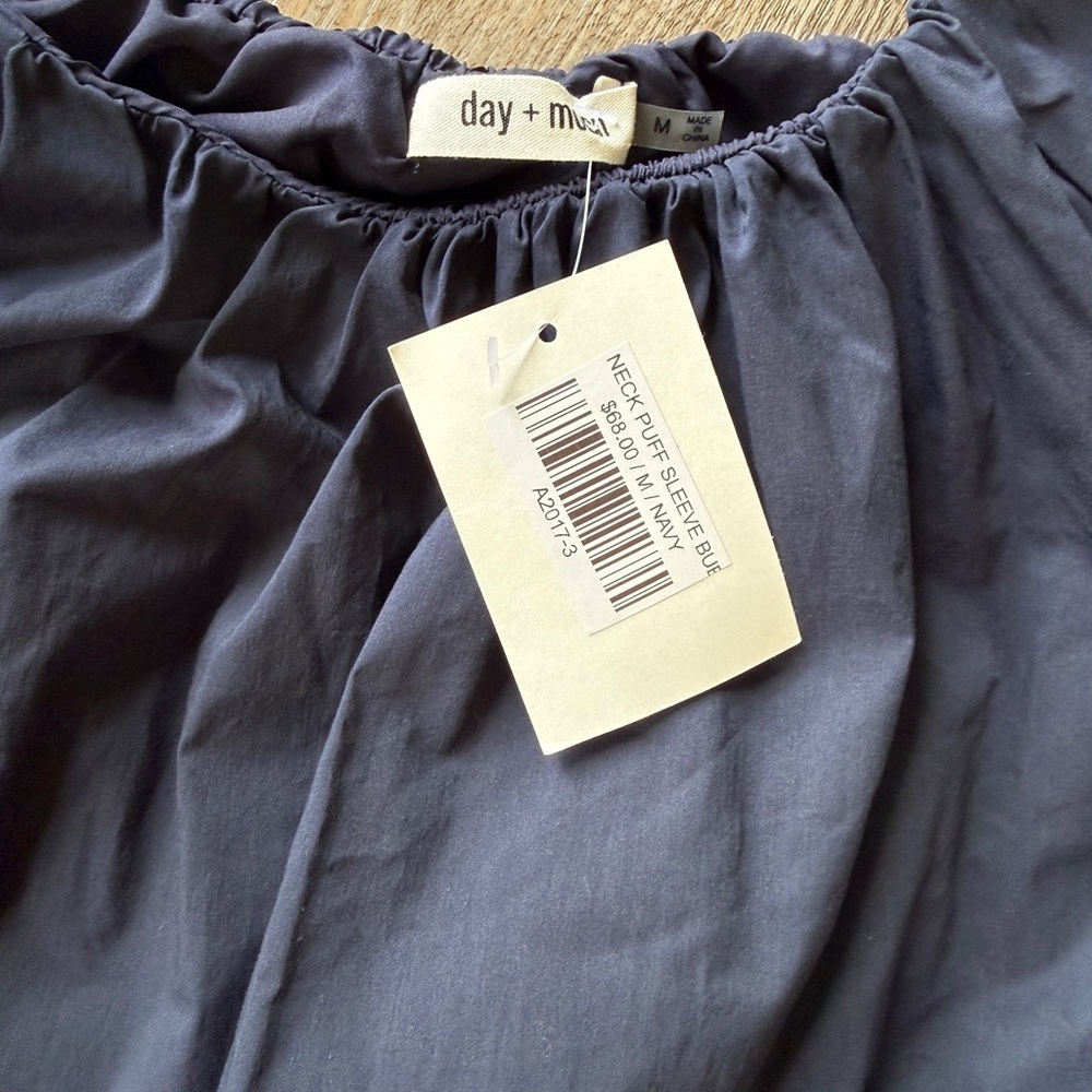 Cropped Puff Sleeve Top in Black - Picture 3 of 4